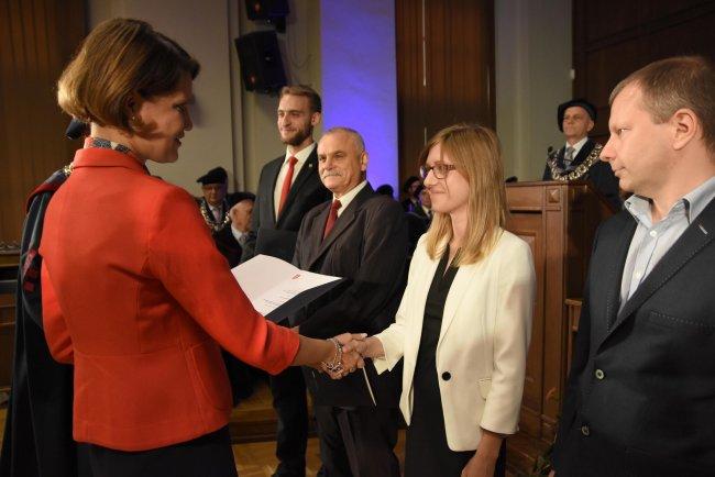 Pomysły, które mogą zmienić świat Platforma do rehabilitacji dzieci z porażeniem mózgowym Szymona Grocholskiego zdobyła pierwsze miejsce w Konkursie o Nagrodę im. prof. Romualda Szczęsnego.
