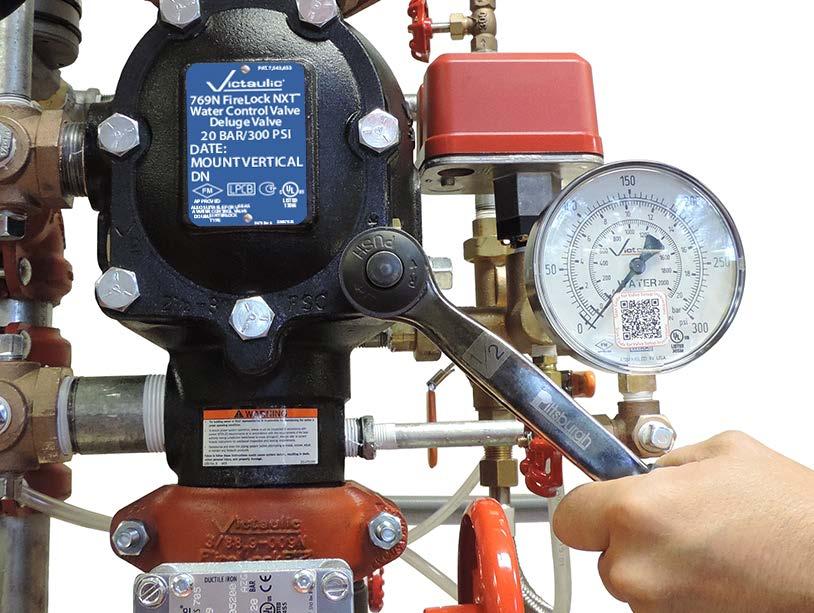 WYŁĄCZANIE INSTALACJI Z EKSPLOATACJI I PRZYGOTOWANIE DO WYMIANY USZCZELKI KLAPY OSTRZEŻENIE OSTRZEŻENIE Przed odkręceniem śrub pokrywy zaworu sprawdzić, czy zawór jest rozhermetyzowany i została