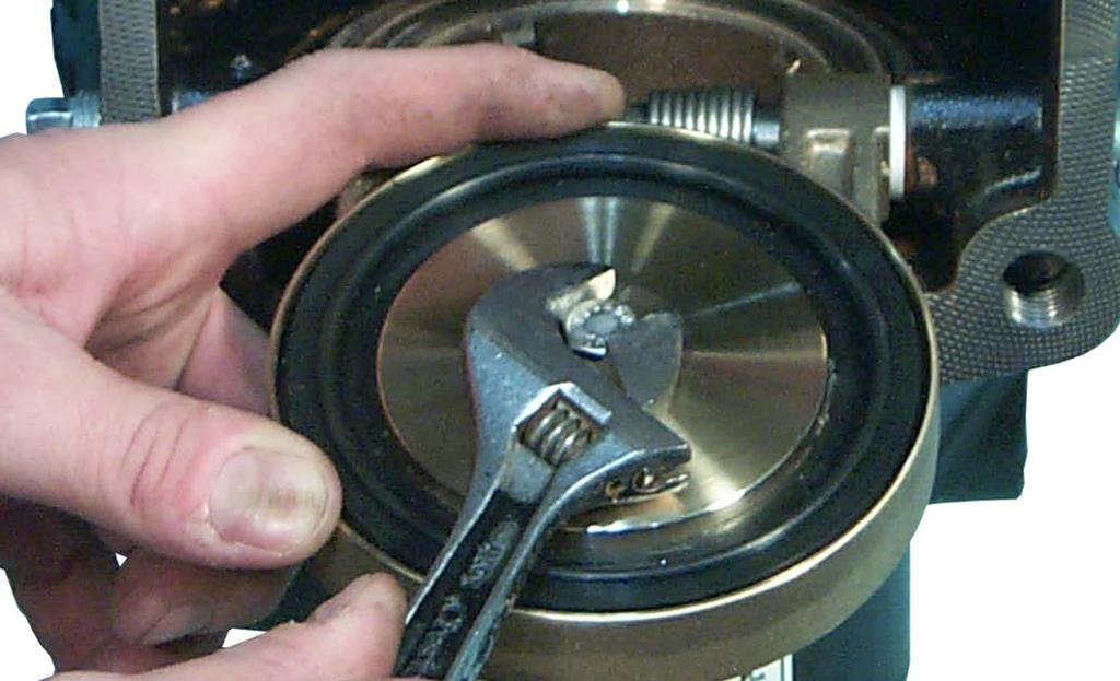Wykonać kroki 1 15 w części Wyłączanie instalacji z eksploatacji i przygotowanie do wymiany uszczelki klapy. 8.