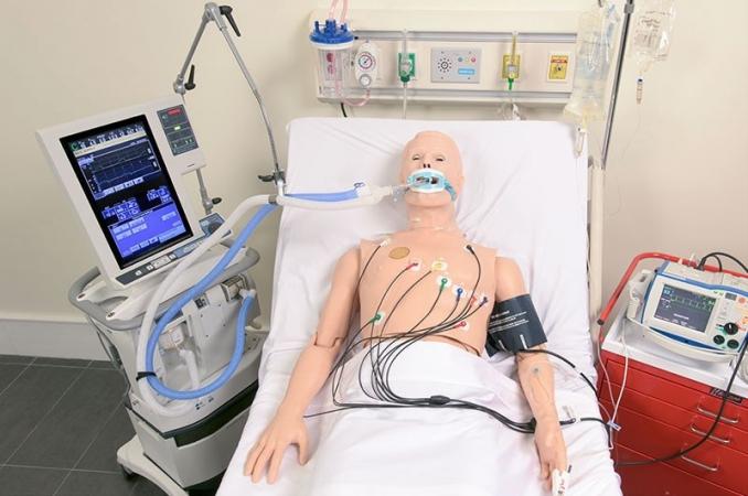 Oferuje szereg fizycznych i fizjologicznych cech, które są w stanie symulować rzeczywiste przypadki w prawie wszystkich sytuacjach klinicznych, w tym przedszpitalnych i ogólnie pielęgniarskich.