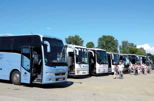 Komunikacja Miejska w Krakowie KMK Parkingi na ulicach i poza ulicami Do autobusów i tramwajów linii korytarzowych oraz zwykłych będzie można dotrzeć z parkingów dla autokarów zorganizowanych w
