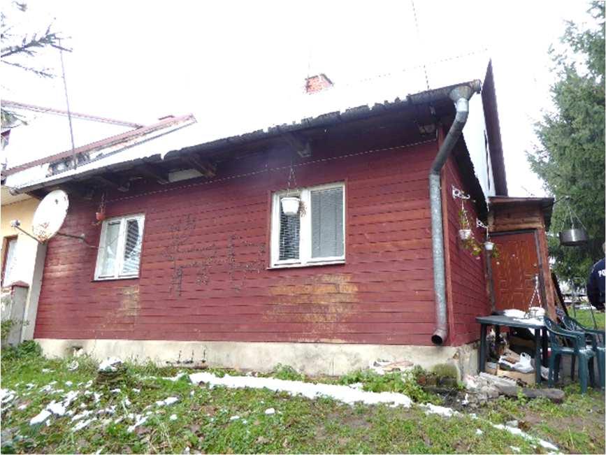 Myślenicach, posadowiony jest w środkowej części działki nr 638.