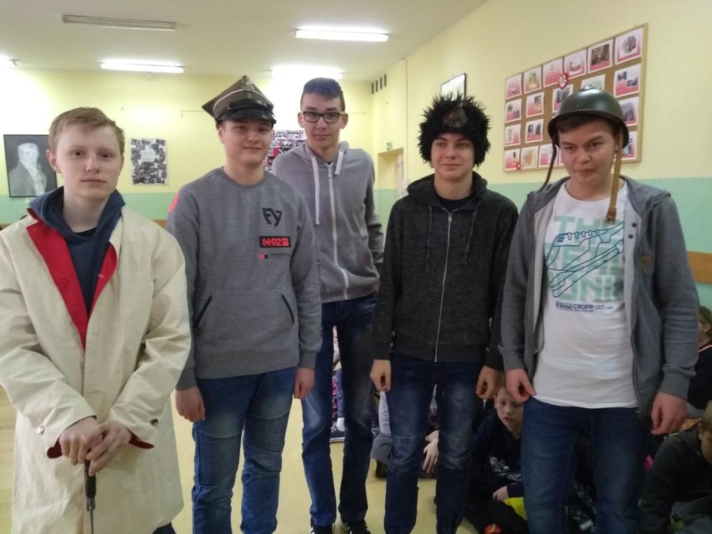 tamtym okresie, a także replikom broni z tamtego czasu.
