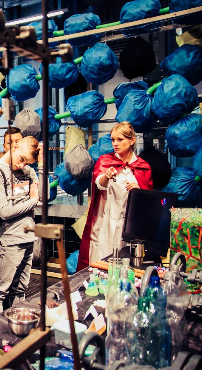 Alchemia Matka Chemii Czy alchemia to nauka? Dzi! alchemi" postrzegamy jako tajemn# nauk" o $yciu,!mierci i zmartwychwstaniu, która rozwija%a si" na!wiecie od 300 r. p.n.e. do 1600 r. n.e. Najszybsza ewolucja alchemii przypada%a na okres rozkwitu pa&stwa arabskiego, kiedy to w toku bada& substancji suchych (proszków) powsta% najs%awniejszy i do dzi!