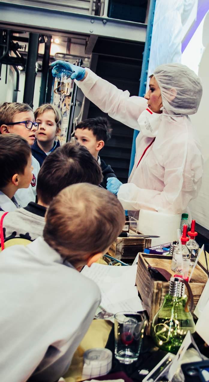 DNA na wyciągnięcie ręki Od odkrycia modelu podwójnej helisy DNA przez Watsona i Cricka min"%o ju$ 66 lat a cz#steczka DNA wci#$