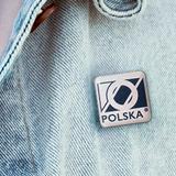 Znaczek AJ Możesz go przypiąć do kurtki, torby lub tablicy korkowej, nosić w portfelu albo podarować przyjacielowi. Niech przypomina Ci, że nie jesteś sam i zawsze masz gdzie wrócić.