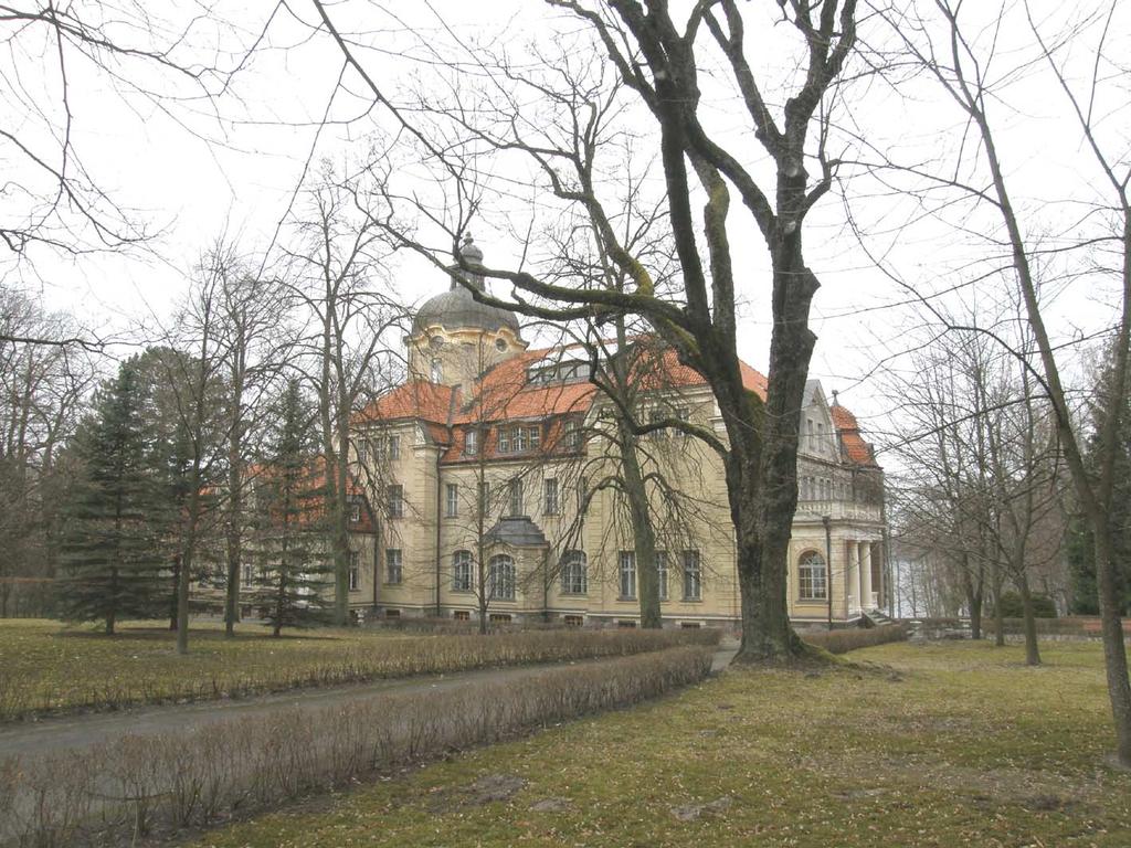103 Porosty-epifityczne-parku-przypa³acowego-w- ê anach 103 Ryc. 1. Pa³ac w ê anach strona zachodnia, widok od jeziora i centralnej ³¹ki (Fot. D. Kubiak). Fig. 1. Palace in ê any west side, view from the lake and central meadow (Photo D.