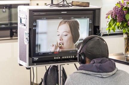 Klatka filmowa ze spotu reklamowego marki Polski Cukier Spot "od kuchni" Reżyser podczas pracy na planie filmowym W kampanii reklamowej wykorzystane zostały cztery nośne kanały komunikacji z