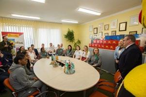 Był również czas na wspólne zdjęcia i rozmowy z pracownikami, dla których zawodniczki przygotowały specjalną niespodziankę koszulki oraz klubowe gadżety.