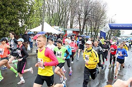 Piękna pogoda i doskonała infrastruktura pozwoliły zawodnikom skupić się wyłącznie na grze. Zwycięzcą tegorocznych zawodów tenisowych po raz kolejny okazał się Jacek Szamlewski z Cukrowni Nakło.