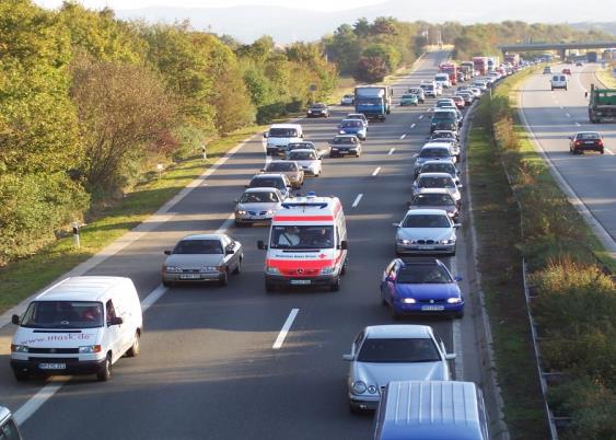 poszkodowa y h Działa ia Wpływa ie poprzez i terfejsy a za howa ie kierow y w elu utworze ia przez pojazdy korytarza ratu kowego u ożliwiają ego pojazdom ratowniczym swobodny przejazd wol ą drogą i