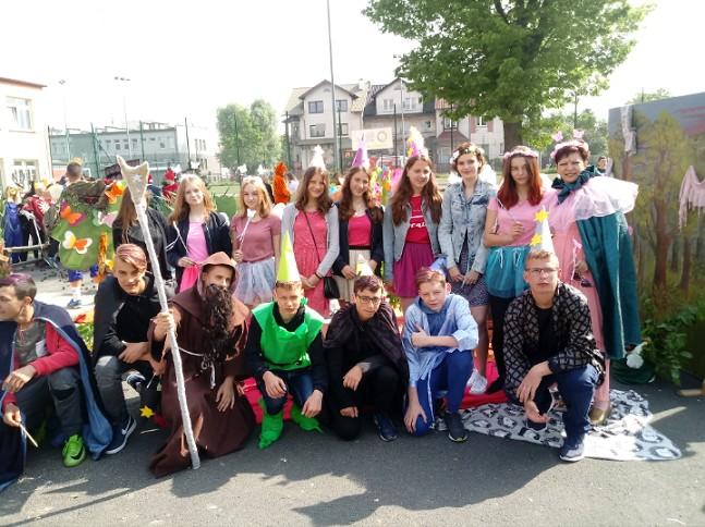 Str. 4 W naszej klasie 3B Zawsze wiele dzieje się Bywają zdarzenia różne Bardzo wesołe i czasem smutne Wszyscy bardzo sie kochamy Choć czasem różne humory mamy Pani Stawicka to nasza służbowa mama