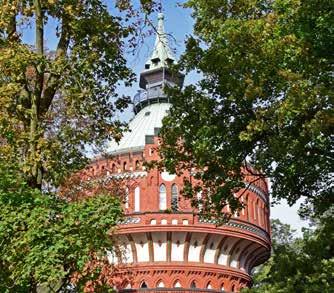52 515 70 15 www.muzeummydla.pl Podróż przez historię trwa wespół z barwnymi historiami, kąpielą w średniowiecznej balii, praniem na tarze, wizytą w Kolonialce oraz łazience rodem z PRL.