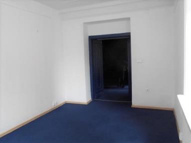 ustalić termin obejrzenia (telefon: 22 89-13-136, e-mail: adk3@zgn.waw.pl). Lokalem opiekuje się Administracja Domów Komunalnych nr 3, ul.