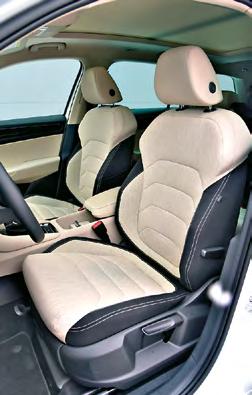 TEST Skoda Kodiaq 2.0 TDI 190 4x4 DSG Obie części kanapy można przesuwać w zakresie 18 cm i zmieniać pochylenie ich oparć. Fotele są wygodne i zapewniają dobre podparcie.