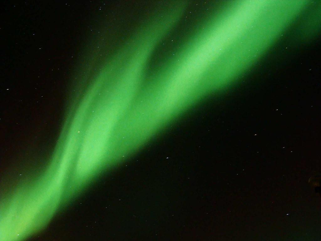 (Maciej Benedyk) Fot. 2. Zorza polarna nad Polską Stacją Polarną w Hornsundzie 16.11.