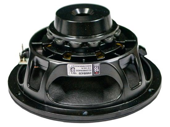 Pol-Audio M 208-600 ND Monitor w obu wersjach wyposażony jest w trzy głośniki neodymowe: dwa nisko-średniotonowe 18Sound o średnicy 8