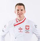 Następnie całość zalej wcześniej przygotowanym bulionem warzywnym i gotuj do miękkości ok. 30 minut. Całość zmiksuj na gładki krem z dodatkiem słodkiej śmietanki.