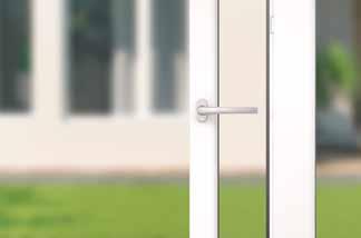 Dzięki zastosowaniu standardowych klamek okiennych oto można zadbać o jednolity wygląd wnętrza: zarówno w drzwiach tarasowych przesuwnych jak i w oknach rozwierno-uchylnych klamki mają taki sam
