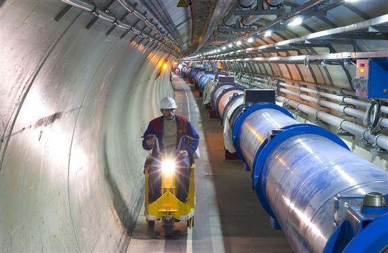 Wielki Zderzacz Hadronów, LHC, Large Hadron Collider największy na świecie akcelerator cząstek (hadronów), znajdujący się w Europejskim Ośrodku HADRONY Pojedynczy kwark ma ułamkowy ładunek