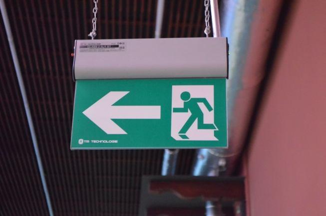3.5. Drzwi przeciwpożarowe Widok lampy oświetlenia ewakuacyjnego W obiekcie na poziomie parteru w ścianie zachodniej
