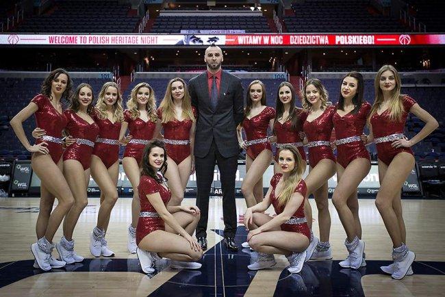 Gortat ponownie postawił na cheerleaderki z Gdyni Już po raz czwarty Marcin Gortat zaprosił na parkiet NBA tancerki z Cheerleaders Gdynia.
