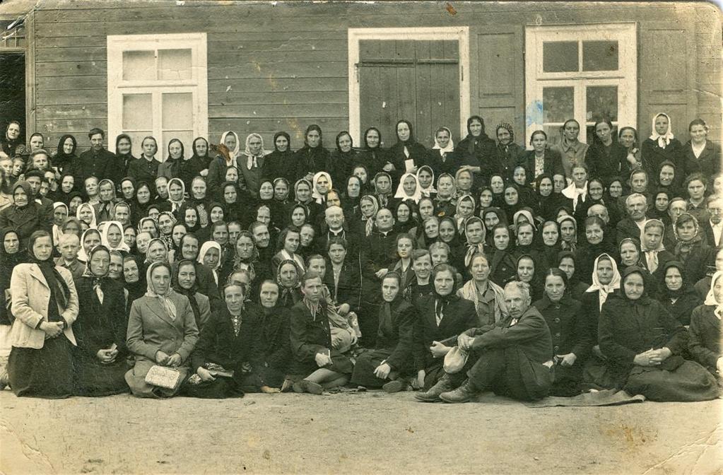 13 Zdjęcie 15 Rok 1948, pod koniec maja. Odwiedziny byłego proboszcza Grabowca księdza kanonika Wojciecha Bojarczuka. Mieszkańcy Grabowca z księżmi przed budynkiem plebanii.