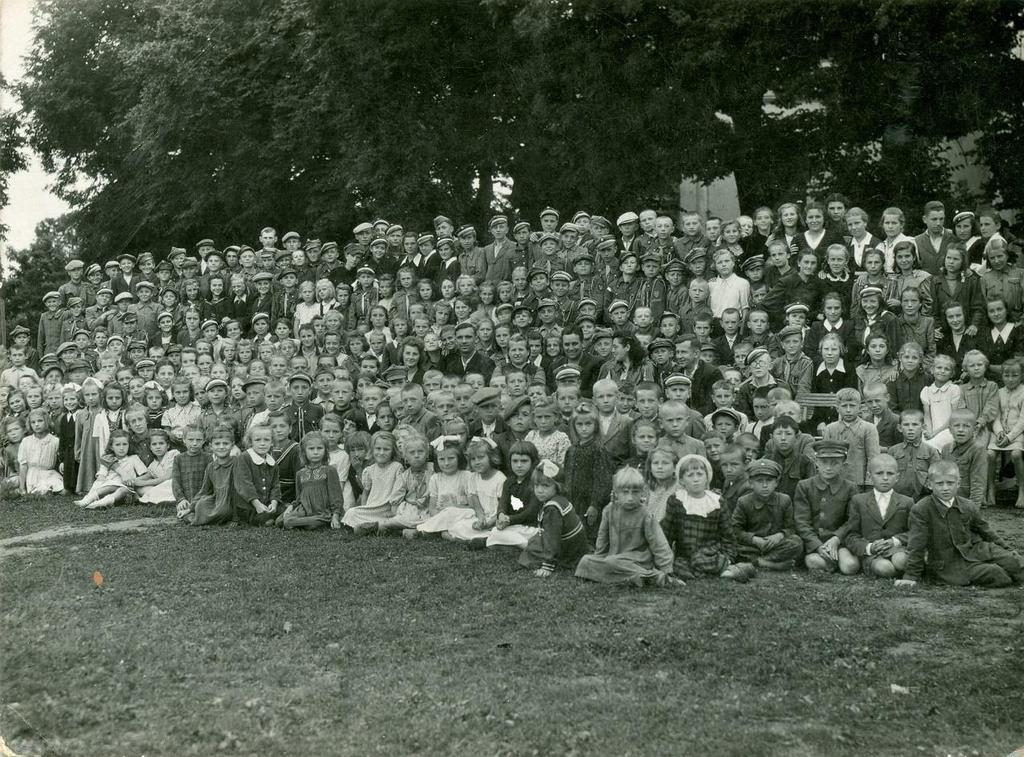 15 Zdjęcie 17 Rok 1948. Grabowiec. Cała społecznośc szkolna.