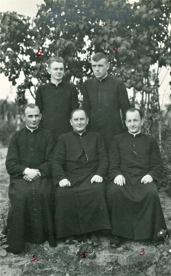 26 Zdjęcie 32 Rok 1948, 26 lipca. W pierwszym rzędzie siedzą od lewej: profesor ks. Piotr Ciszewski, proboszcz parafii Grabowiec ks.