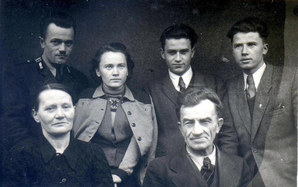 28 Zdjęcie 36 Rok 1948. Rodzina Kalinowskich z Grabowca.