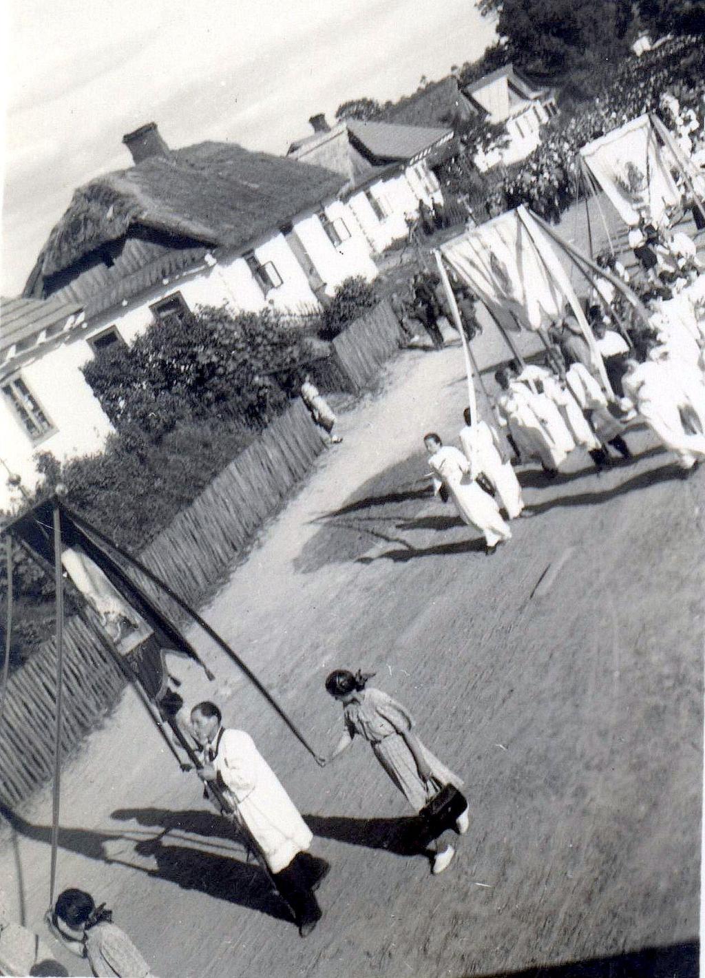 7 Zdjęcie 8 Rok 1948, 27 maja. Boże Ciało. Procesja w Grabowcu na ulicy Skierbieszowskiej.