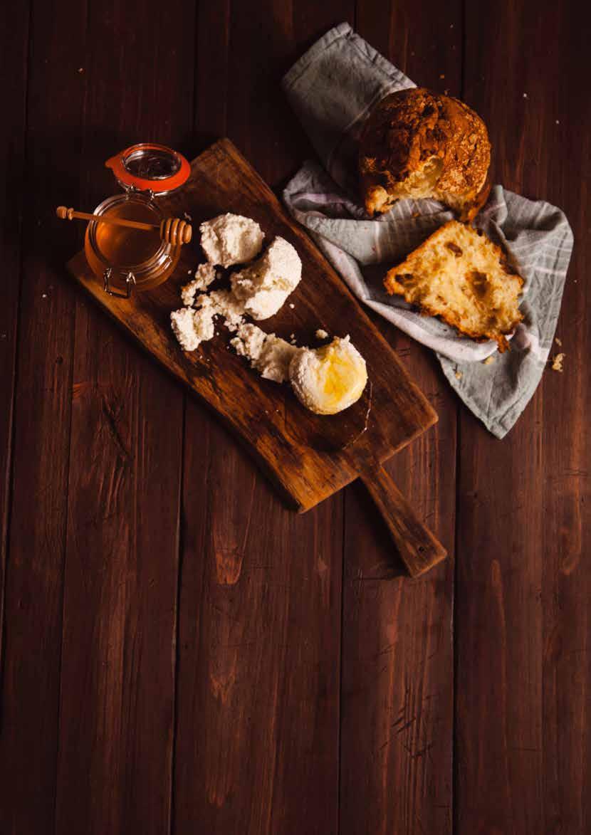 RICOTTA jest serem zwarowym o miękkiej konsystencji. W CEKO wytwarzana jest w sposób naturalny, bez dodatku konserwantów, dzięki czemu uzyskuje kremowy, delikatny smak jak wyrób domowy.