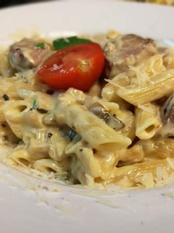 MAKARONY / PASTA PENNE Z KURCZAKIEM W SOSIE BOROWIKOWYM CHICKEN PENNE PASTA WITH WILD MUSHROOM SAUCE 25 PLN Kurczak / makaron penne / borowiki / cukinia / czosnek / cebula Chicken / penne pasta