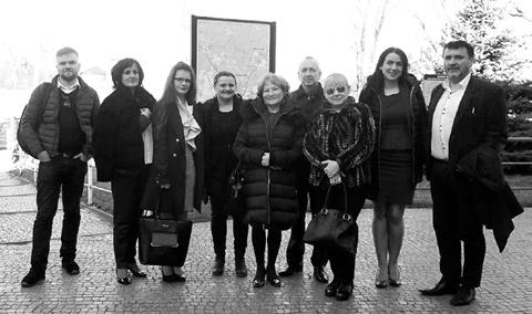 Sprawozdanie Małgorzata Burzka-Janik, Sprawozdanie Uczestnicy Konferencji. Drugi dzień obrad Stoją od prawej: prof.