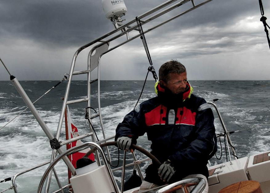 Kapitan Tomasz Cichocki pomysłodawca, organizator projektu Żeglarz, ale również kierowca rajdowy, paralotniarz, podróżnik. Pierwsze uprawnienia żeglarskie zdobył w wieku ośmiu lat.