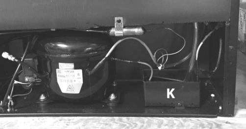 Zbiornik wychwytowy kondensatu/ociekacz (K) o Kondensat ze zbiornika wychwytowego należy regularnie usuwać za pomocą gąbki. Zbiornik ten znajduje się z tyłu urządzenia po prawej stronie.