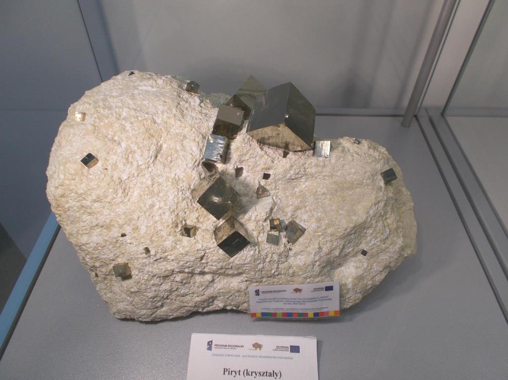 4 - Minerały i skały ekspozycja kolekcji minerałów i skał muzealnej jakości zakupionej w ramach