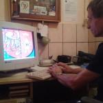 chłodny i pochmurny dzień można spędzać ciekawie czas przy komputerze w Hostelu w Nochowie. Panowie mogą też odpocząć w kąciku relaksu - dla każdego coś miłego.