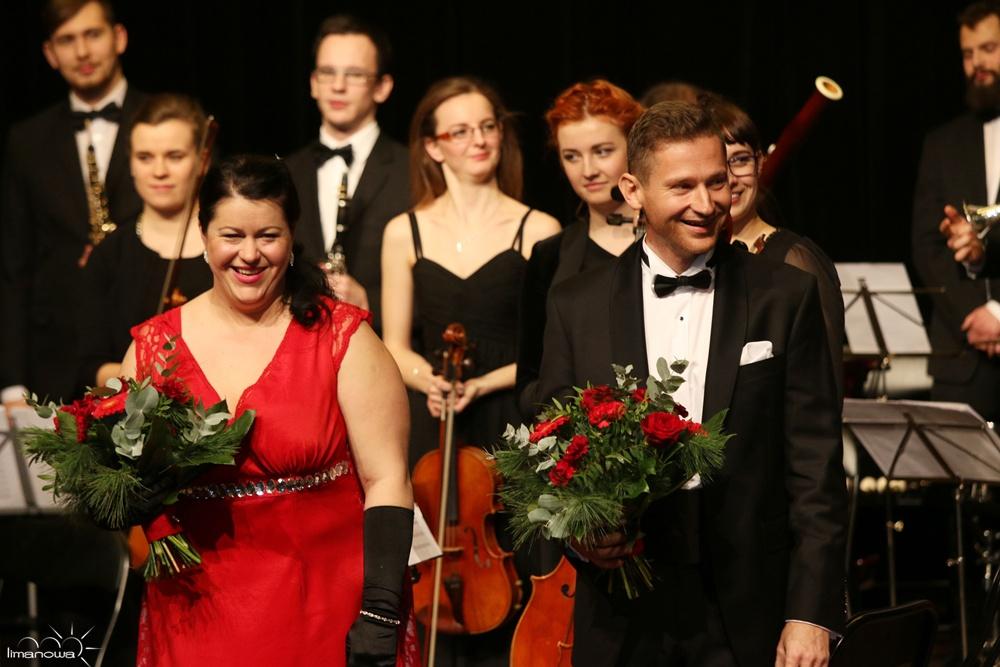 Koncert 2016 zapisujemy w kronice miasta jako udany. Pod względem repertuaru i wykonania spełnił wszystkie oczekiwania. Licznie zgromadzona publiczność długo biła brawa na stojąco.