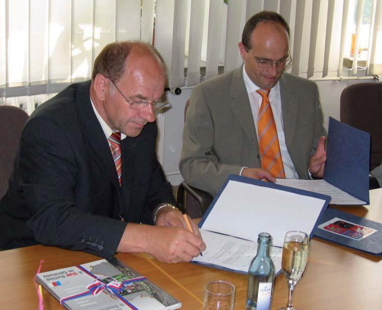 TŘEĆA STRONA Prěnja hospodarska konferenca Domowiny Erste Wirtschaftskonferenz der Domowina Naša Domowina - čisło 2-2006 Zrěčenje mjez Domowinu a čěskim wonkownym ministerstwom podpisa dnja 24.