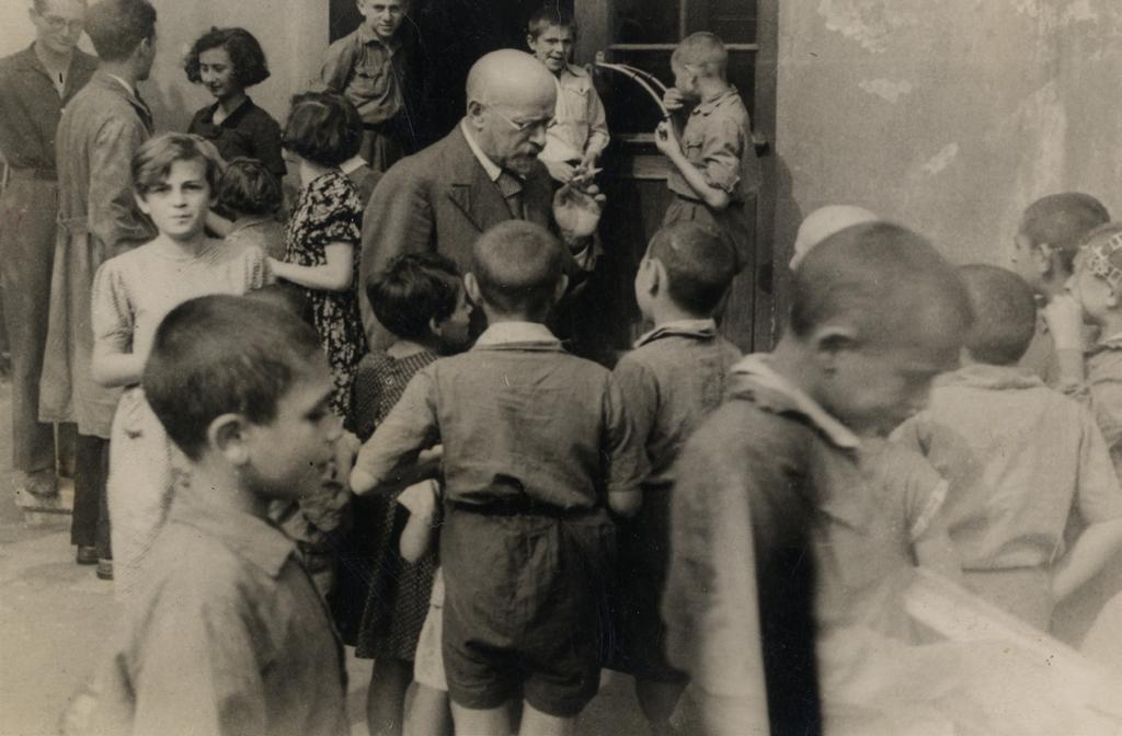 ZAŁĄCZNIK 2 Janusz Korczak z podopiecznymi z Domu Sierot, lata 30.