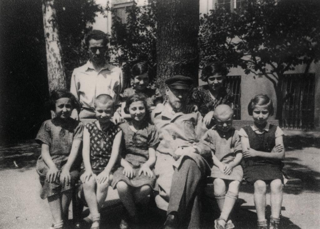 Janusz Korczak z wychowankami z Domu Sierot, lata 20. XX wieku. Ghetto Fighters House Museum. WSTĘP Przed 100 laty Polska odzyskała niepodległość.
