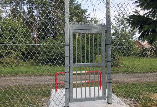 Siatka ostrzowa jest bardzo popularnym ogrodzeniem w jednostkach penitencjarnych, ośrodkach infrastruktury krytycznej jak i budynkach o podniesionym stopniu bezpieczeństwa.