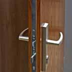 III klasa POL-SKONE Drzwi z ościeżnicą drewnianą stałą i regulowaną lub metalową.