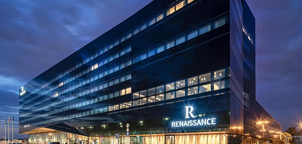 Renaissance Warsaw Airport Hotel Szklany trend w hotelarskich wn?trzach Renaissance Warsaw Airport Hotel Podró?e samolotem bywaj? m?cz?ce i stresuj?ce. Po d?u?szym locie najlepiej jest odpocz?