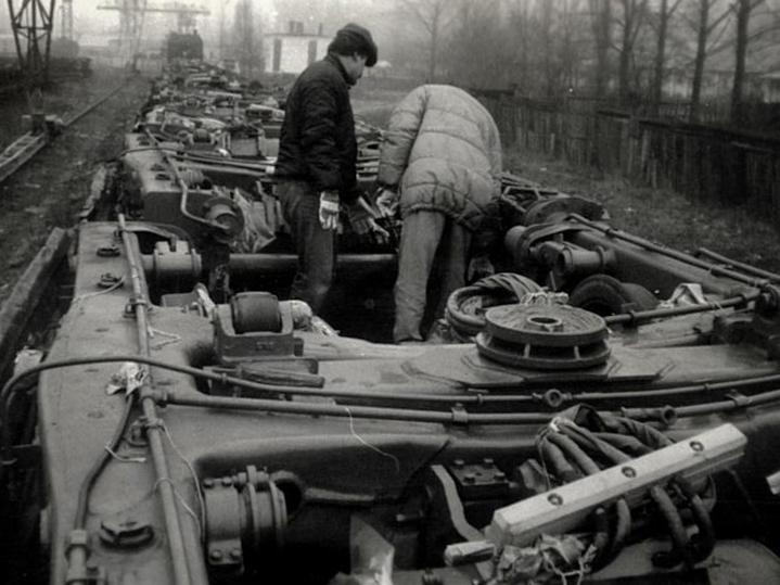 Powyżej: Transport pierwszych 10 wagonów metra ze Związku Radzieckiego do Polski.