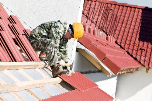 Czy remont dachu wymaga pozwolenia? Uszczelnienie drobnych przecieków połaci dachowej możemy wykonać bez żadnych formalności.