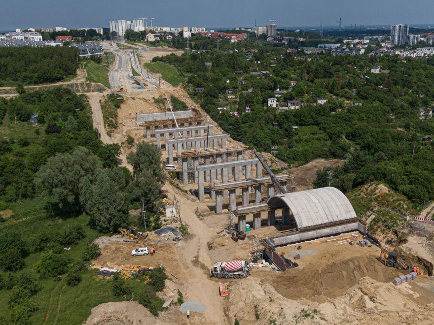 20-metrowe prefabrykaty są w jednym kawałku montowane na podporach, dzięki czemu nie mają zamków do zalewania ani betonowych przegubów elementów konstrukcji w pierwszej kolejności ulegających