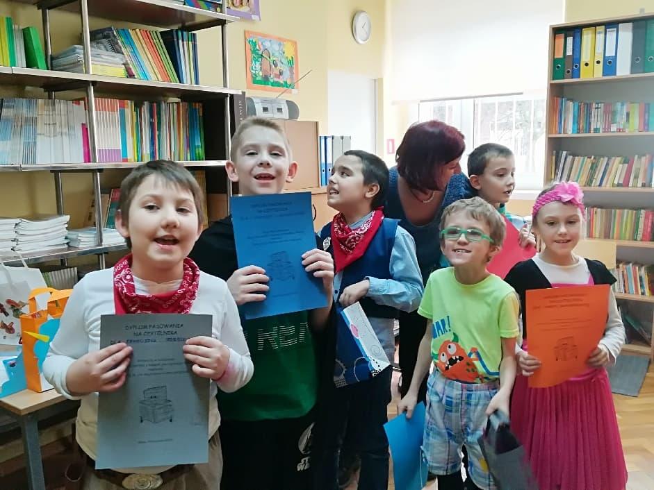 książki, co przypieczętowały swoim odciskiem dłoni. Na zakończenie każdy czytelnik otrzymał pamiątkowy dyplom oraz mały podarunek.