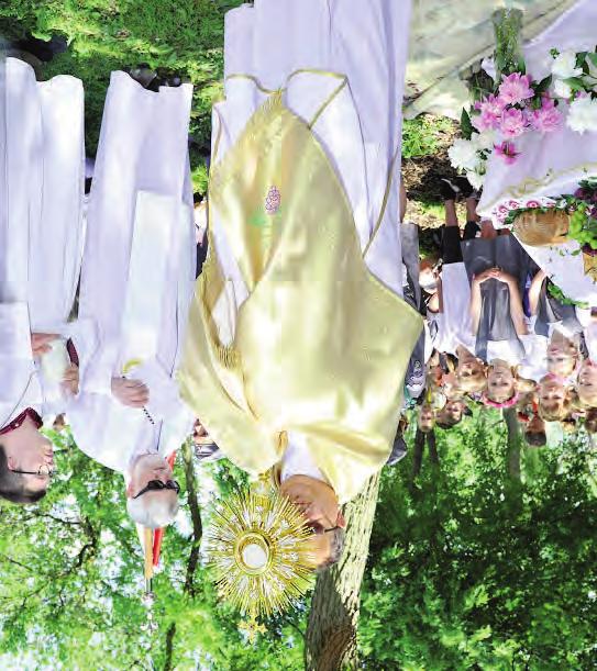 Szczególnie doniosłym, tradycyjnym wyrazem ludowej pobożności eucharystycznej są procesje z Najświętszym Sakramentem, które podczas dzisiejszej uroczystości odbywają się w Kościołach lokalnych we